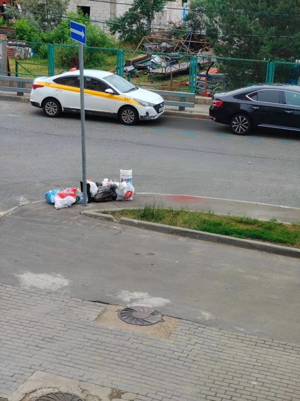 На улице Льва Яшина некультурные соседи оставляют мусор на совсем не приспособленном дл...