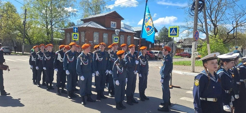 Наши гимназисты,  участники движения "Школа безопасности " прошли торжественные маршем в честь Дня В