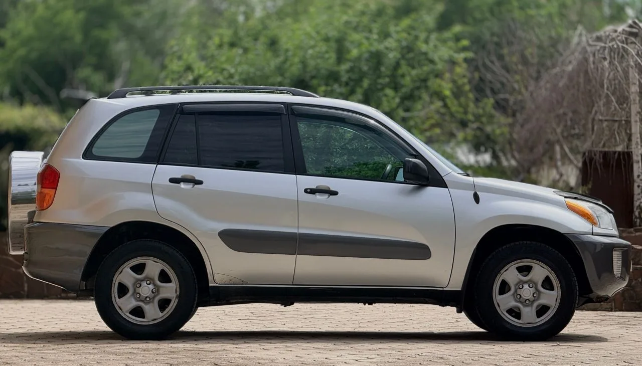 Здравствуйте. В продаже Toyota RAV4 LONG 2 поколения.
Отличный городской кроссовер на настоящем полн