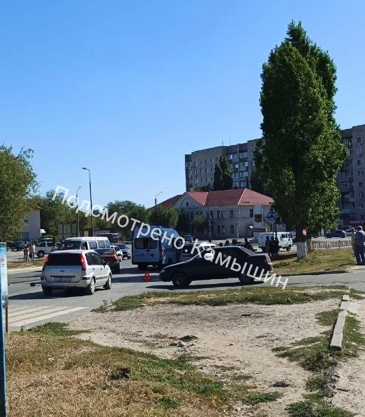При спуске по улице Волгоградской у большегруза отказали тормоза. Перед пешеходным пере...