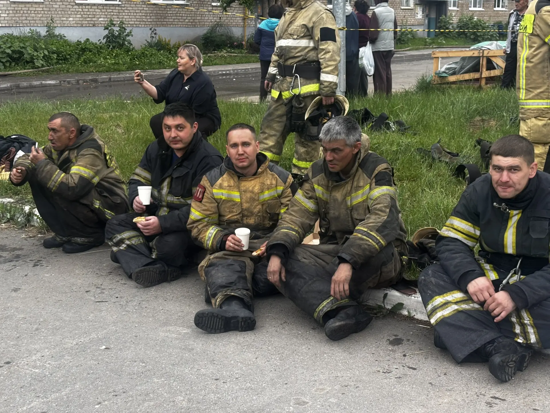 Настоящие герои не носят плащи, они носят боёвки и каски.