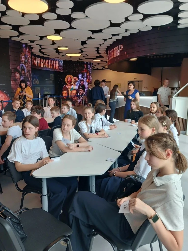 6А и 6-В побывали на мероприятии в "Молодежном центре" , познакомился с его достопримеч...
