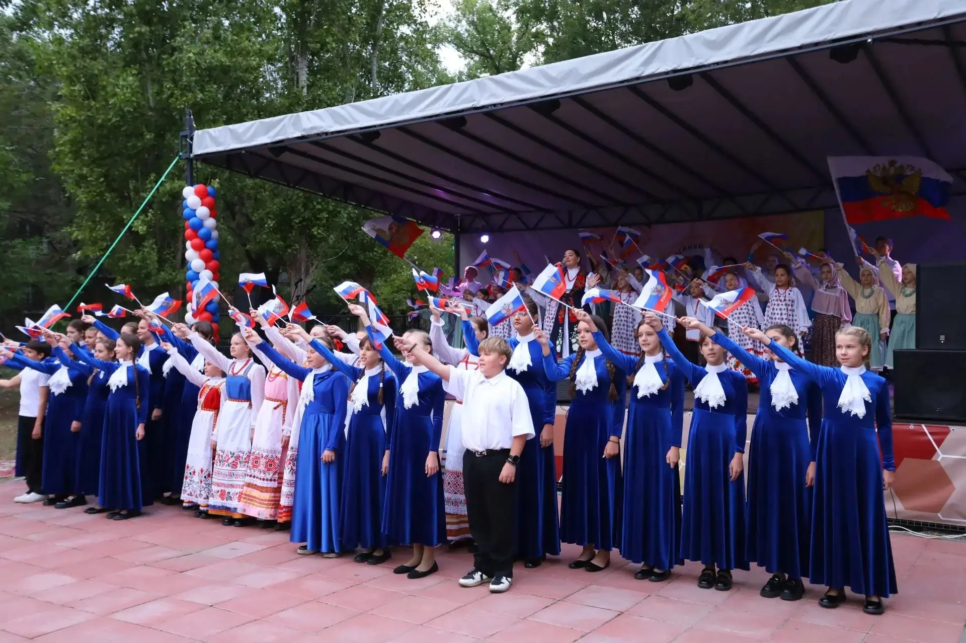 ️🎭 У Детской школы искусств «Воскресение» появилась новая открытая сцена.