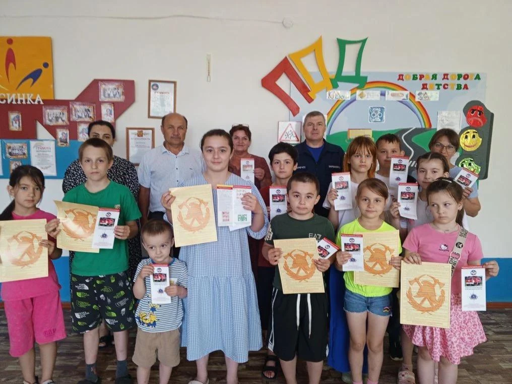 Творчество и безопасность — в одном флаконе! Ученики Большеремонтненской школы представили на конкур