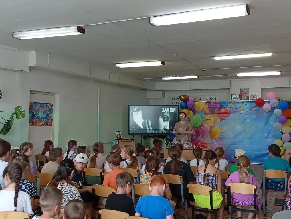 В рамках празднования Дня России в лагере прошла душевная акция «Поём песни о России вм...