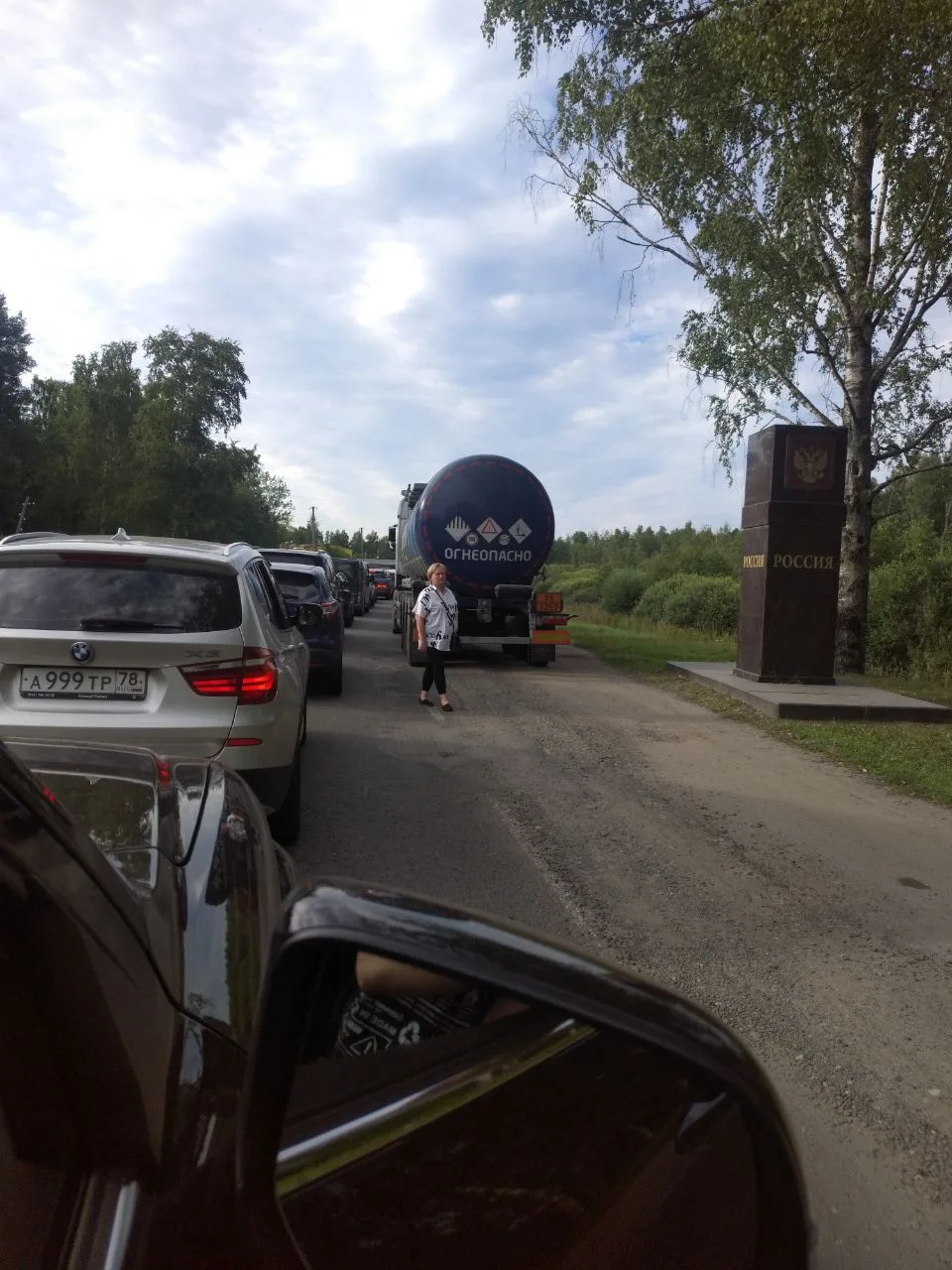 Стоим на границе уже час. Думаю, простоим еще столько же, потом еще 80 км и мы - дома!)..