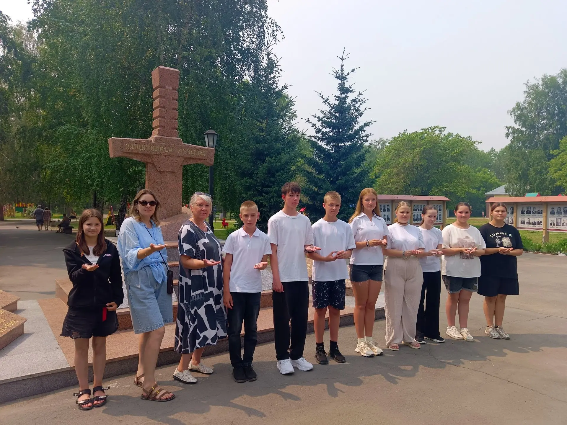 🇷🇺МЫ ПОМНИМ🇷🇺

2️⃣2️⃣ июня, в День памяти и скорби, обучающиеся и педагоги нашей школы приняли у