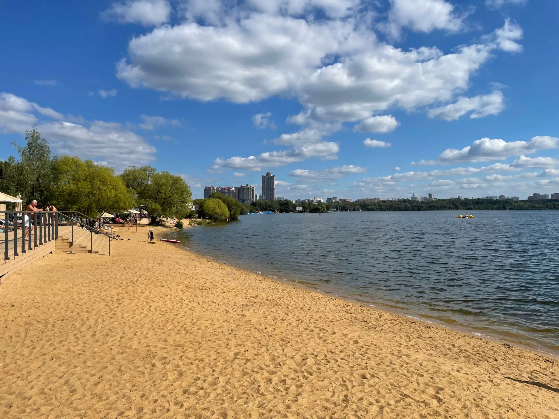 👉 Куда сходить в Москве🚶‍

Где купаться в Москве этим летом: 
7 официальных пляжей с разрешённым к