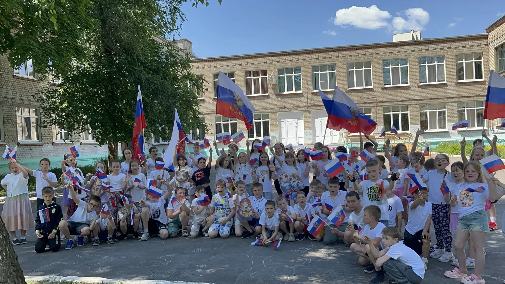🇷🇺РОССИЯ - РОДИНА МОЯ!🇷🇺
В детском пришкольном лагере прошла череда ярких мероприятий, приурочен