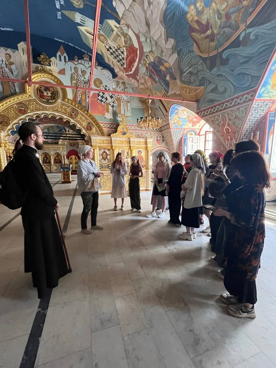 🎨 Студенты художественного училища помогают расписывать Троицкий храм в Йошкар-Оле. 

Будущие дизай