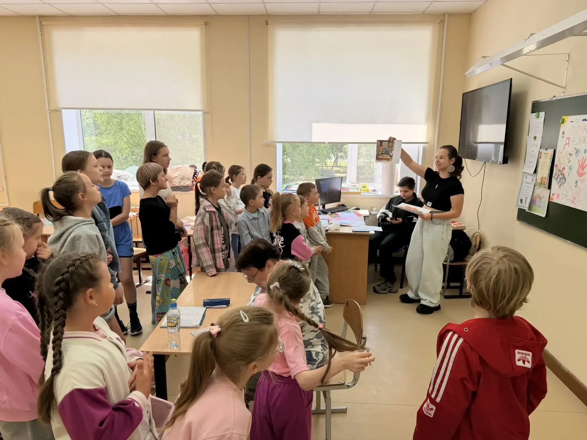 🇷🇺 «Моя любимая Россия!» — эти слова звучали вчера в каждом отряде.
7 станций: города, животные, в
