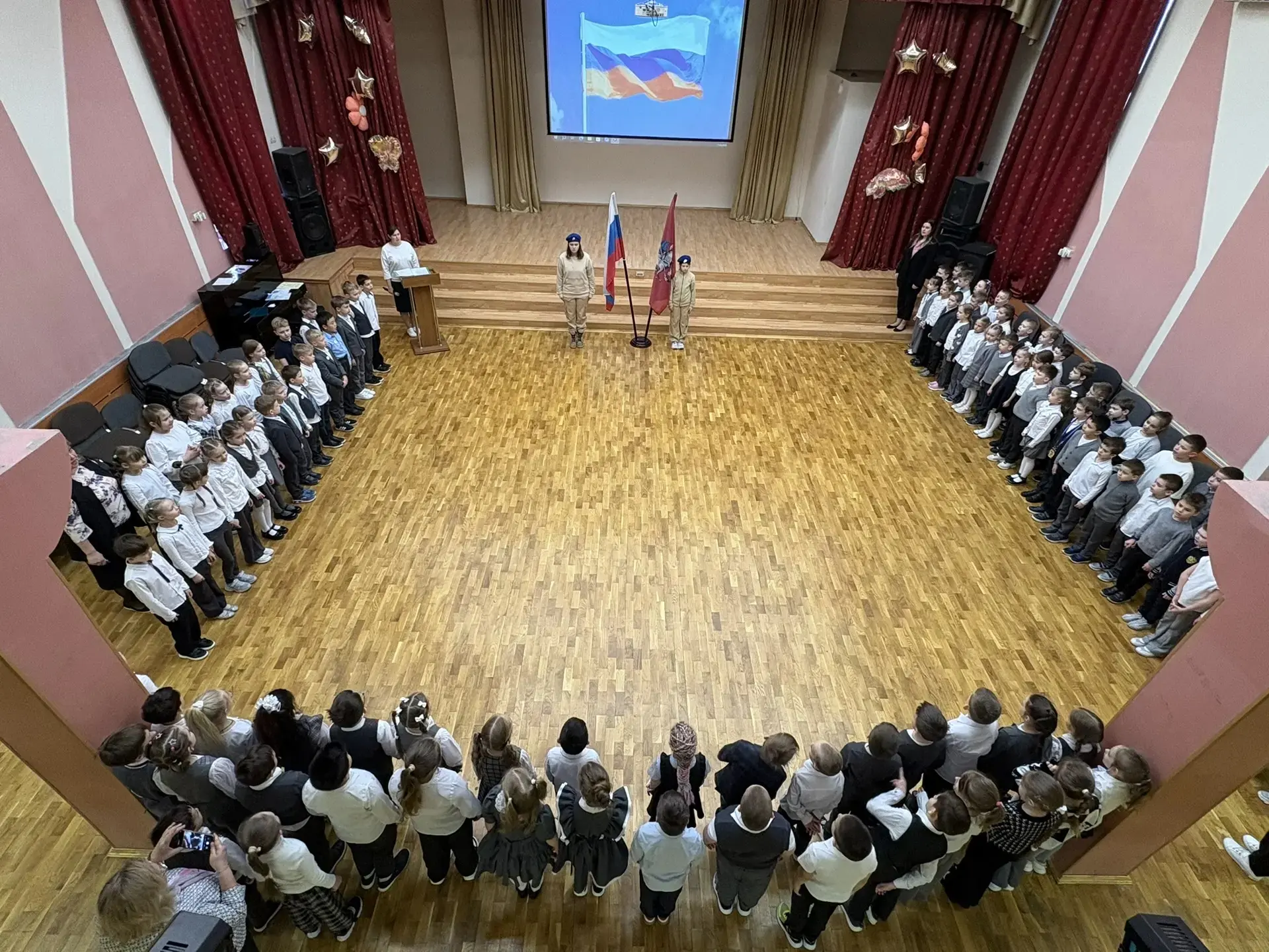 🇷🇺 Утро начинается с важного! ✨  Новая учебная неделя в школе началась с торжественной линейки: выно