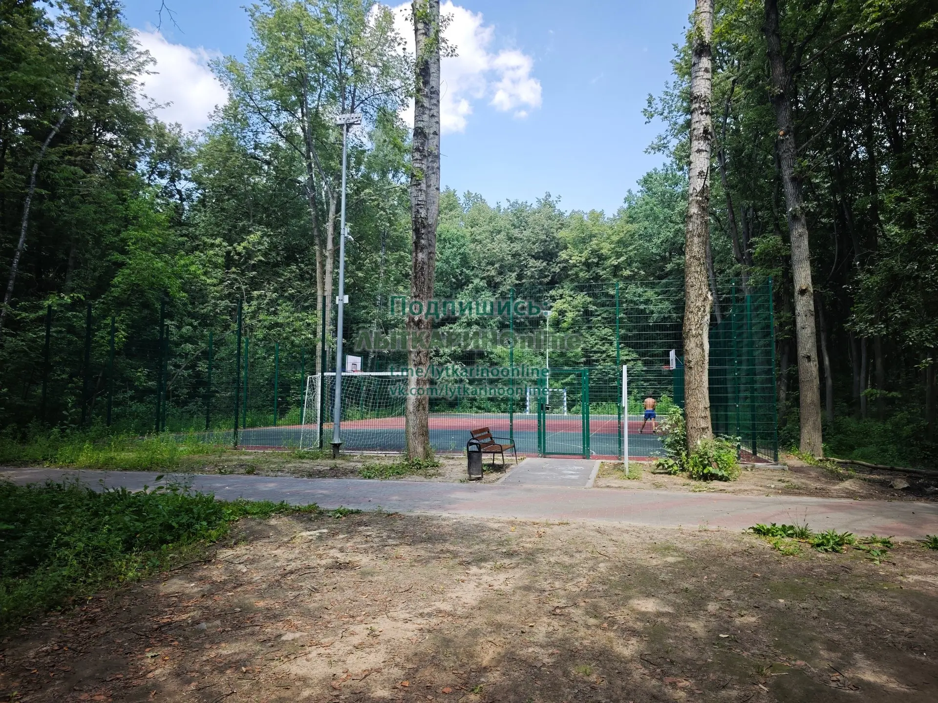 Площадка в лесопарке ЛЗОС работает. Тенëчек, народу нет. Приходите, играйте. Футбол, ба...