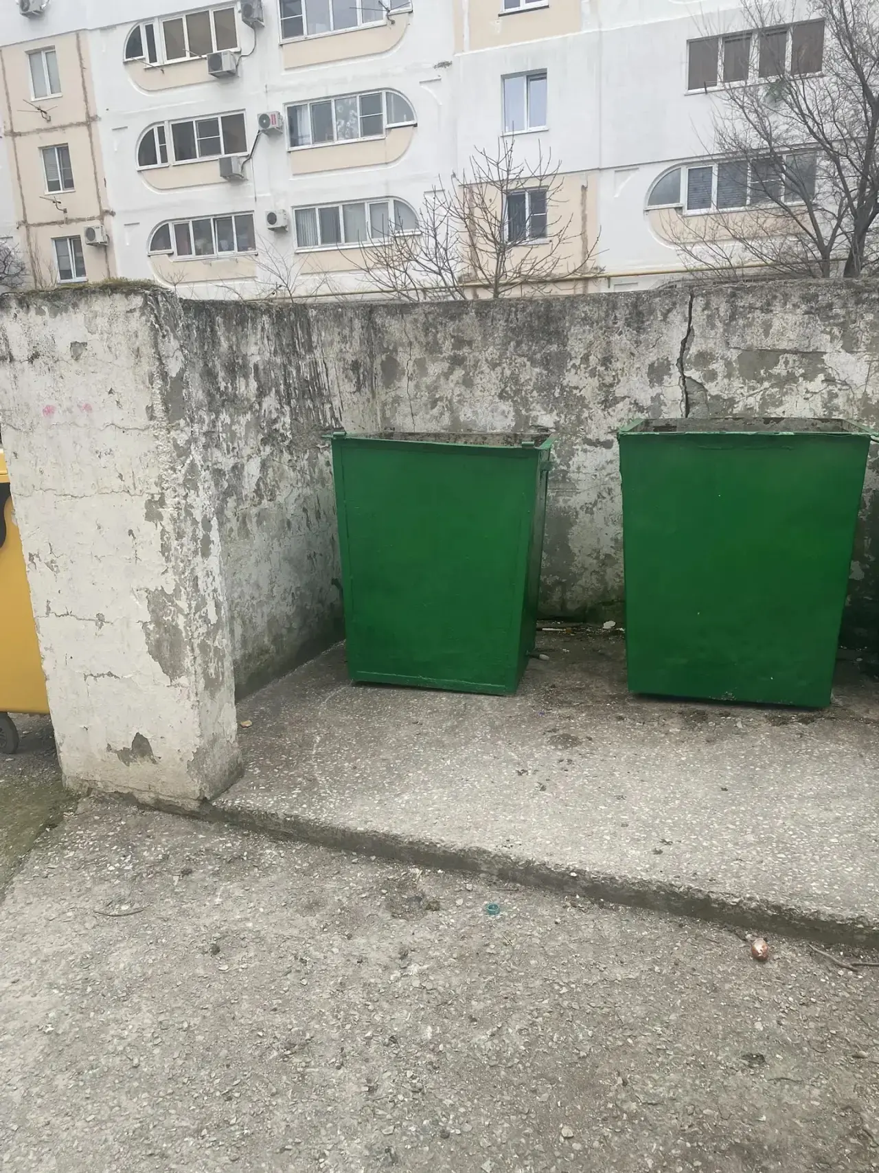 Островского 79А поставлены дополнительные два бака