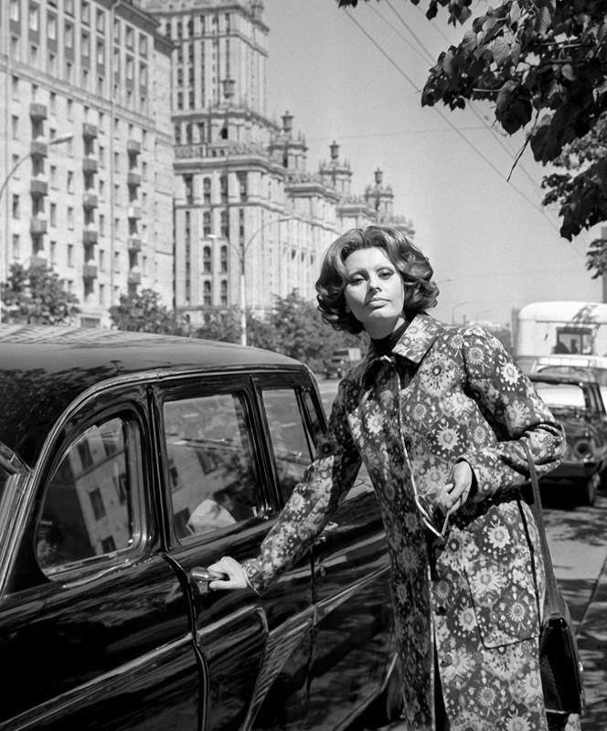 Софи Лорен садится в «Чайку» на Кутузовском проспекте, 1969
