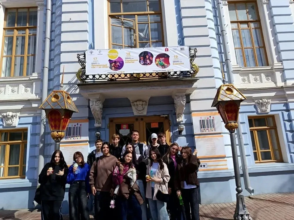 🎭17 апреля учащиеся 9Е класса (2 корпус) под руководством Васильевой Е.М. побывали в Ульяновском теа