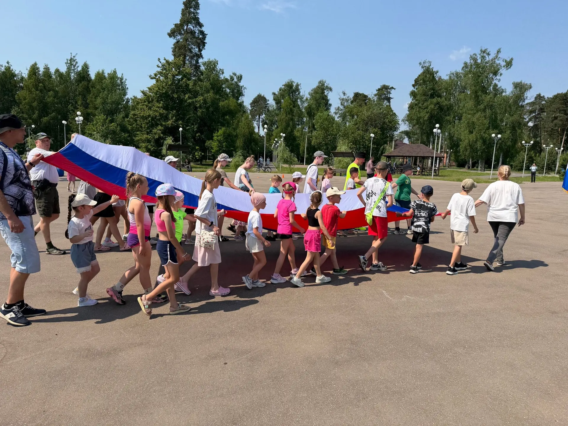 Как мы отметили День России в парке: было жарко — и от солнца, и от души! 🇷🇺🔥

Друзья, спасибо, ч