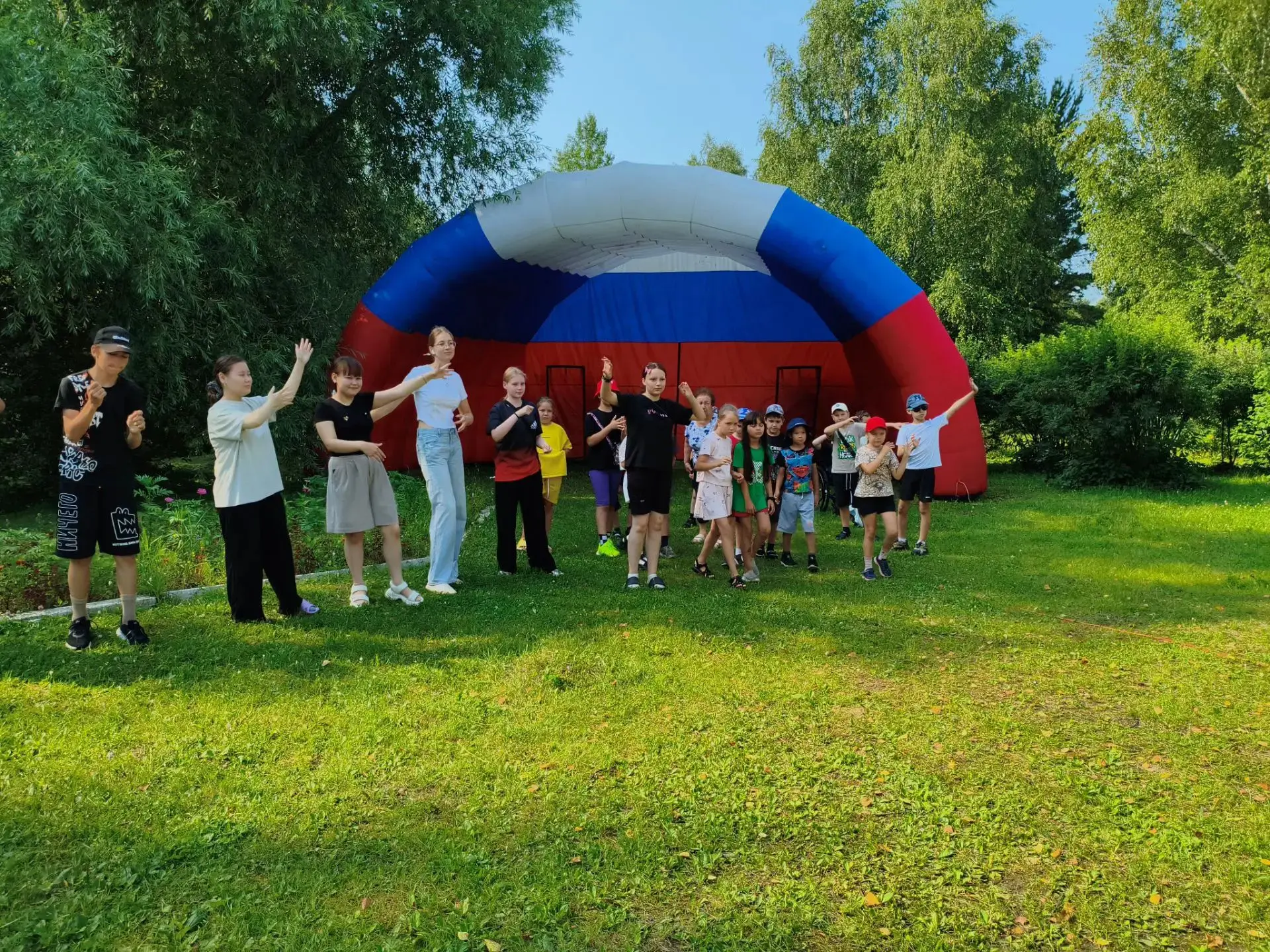 🎉 Восьмой день в лагере — полный впечатлений и эмоций! 🎉

День начался бодро — с зарядки и весёлых