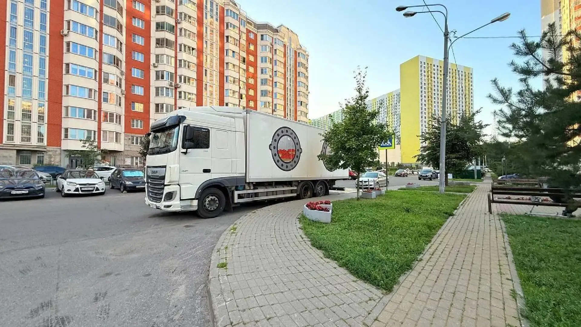 В Красногорске усилили контроль за парковкой грузовиков во дворах.