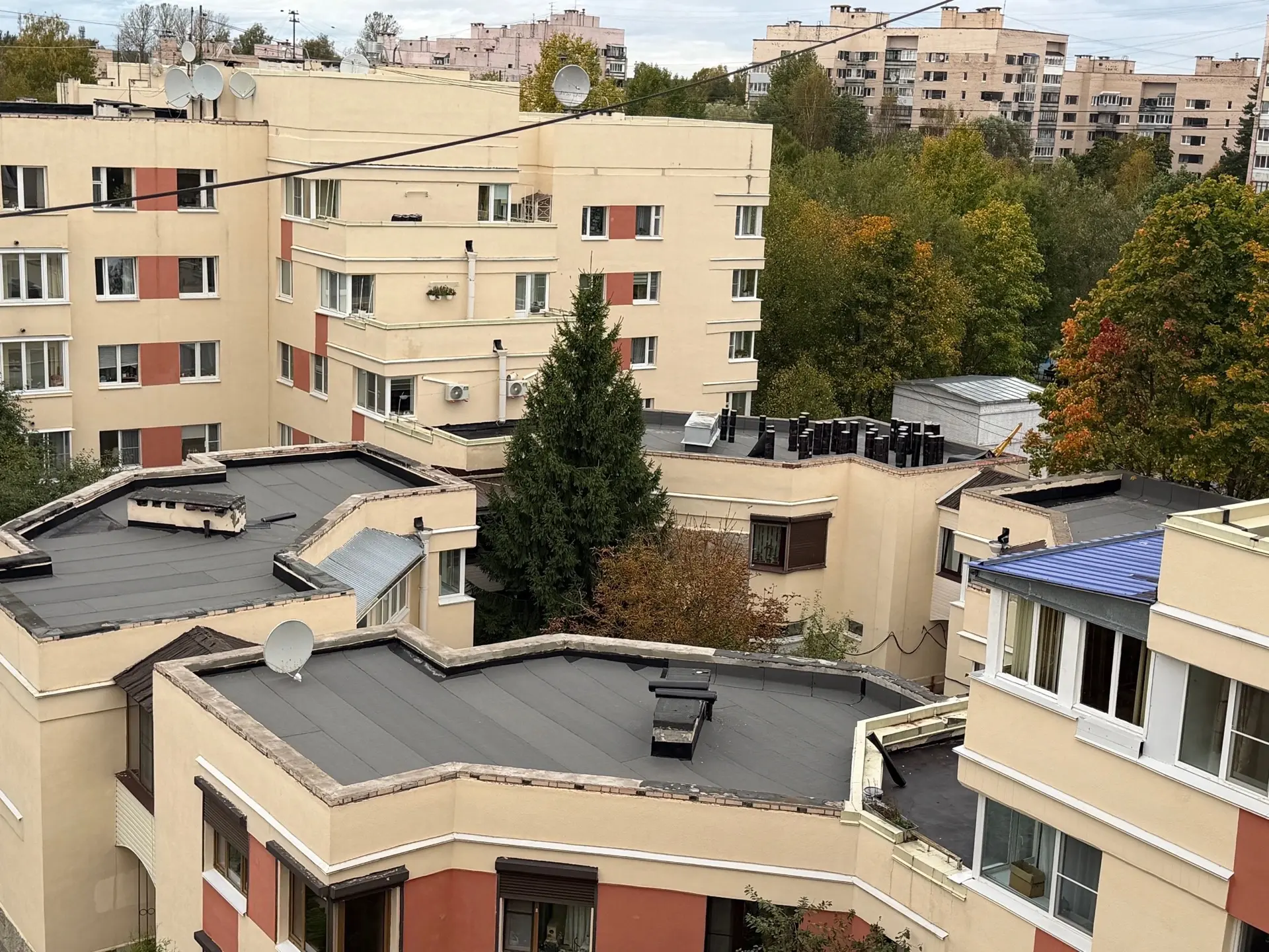 Городские ЖКС выполняют капремонт крыш: пилот в этом году запущен в 10 районах