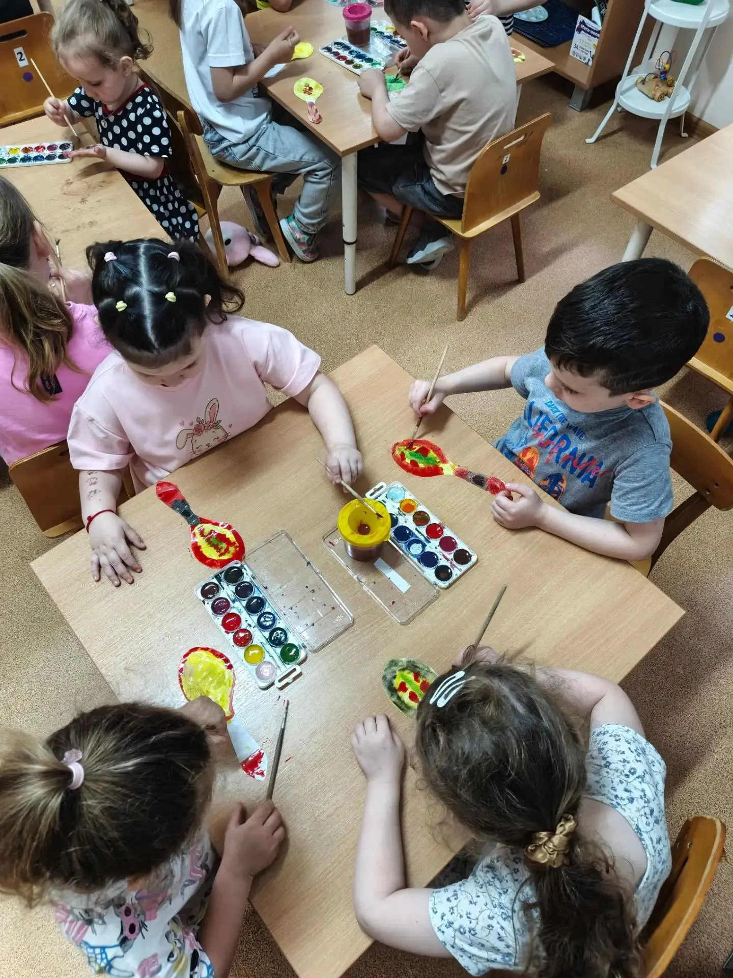 Путешествие в мир народных промыслов: Гжель и Хохлома! 🎨✨

Сегодня наши юные художники отправились 