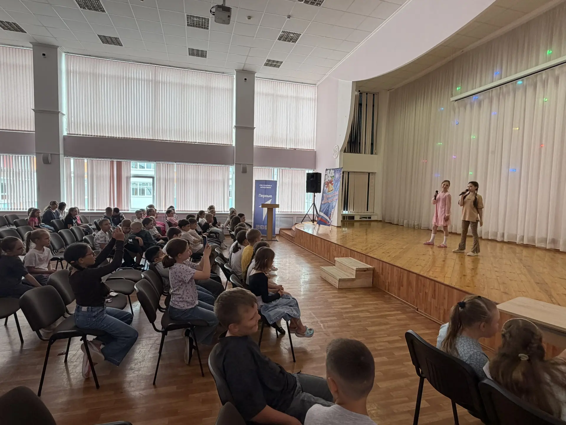 Вчера - зрители, сегодня - артисты ✨

В лагере состоялся конкурс песни «Голоса Радуги». Сколько ярки