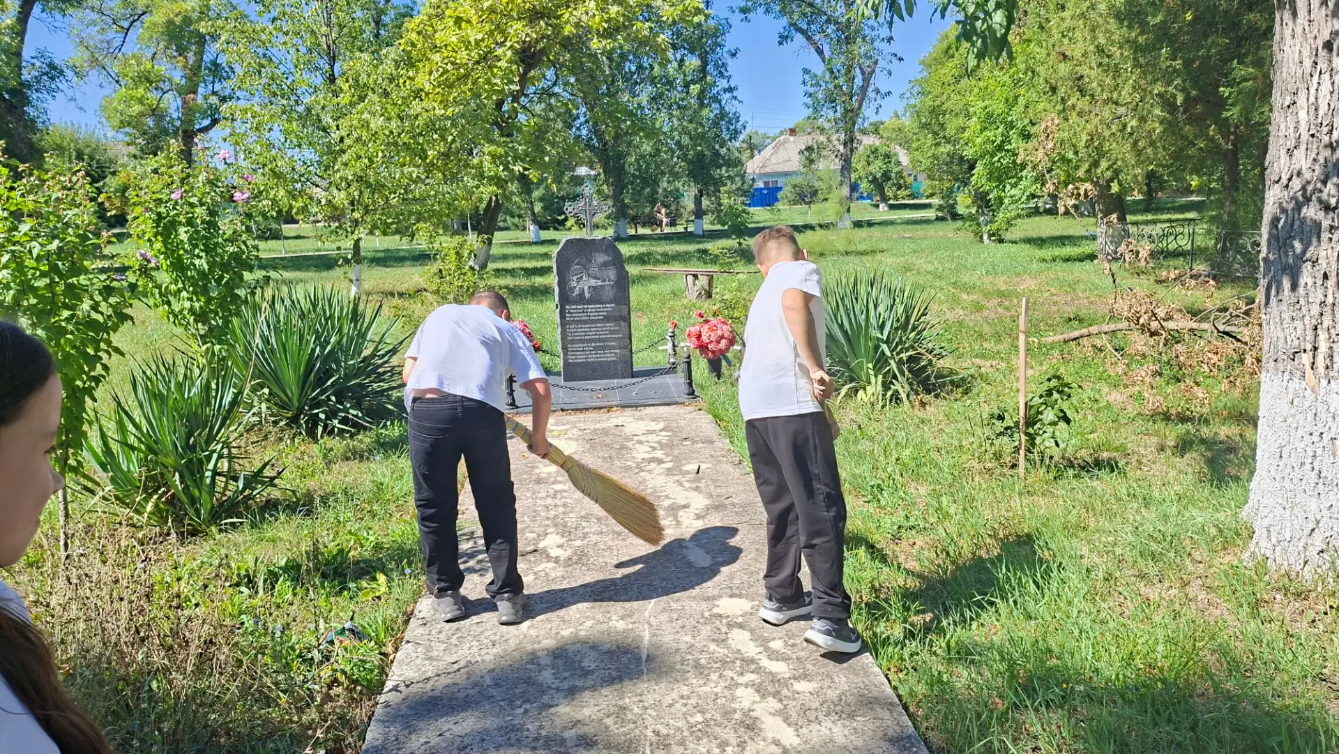 ✨ Сегодня наши добровольцы из отряда "Юные жуковцы" собрались у памятника воинам-интерн...