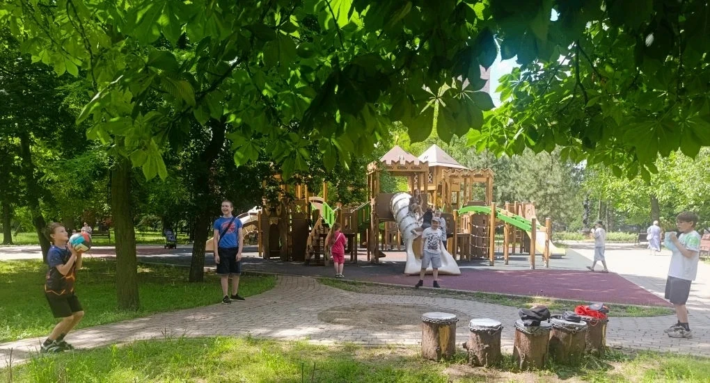 9 июня воспитанники спортивной площадки «Спортивный остров» отправились на экскурсию в Парк кованых 