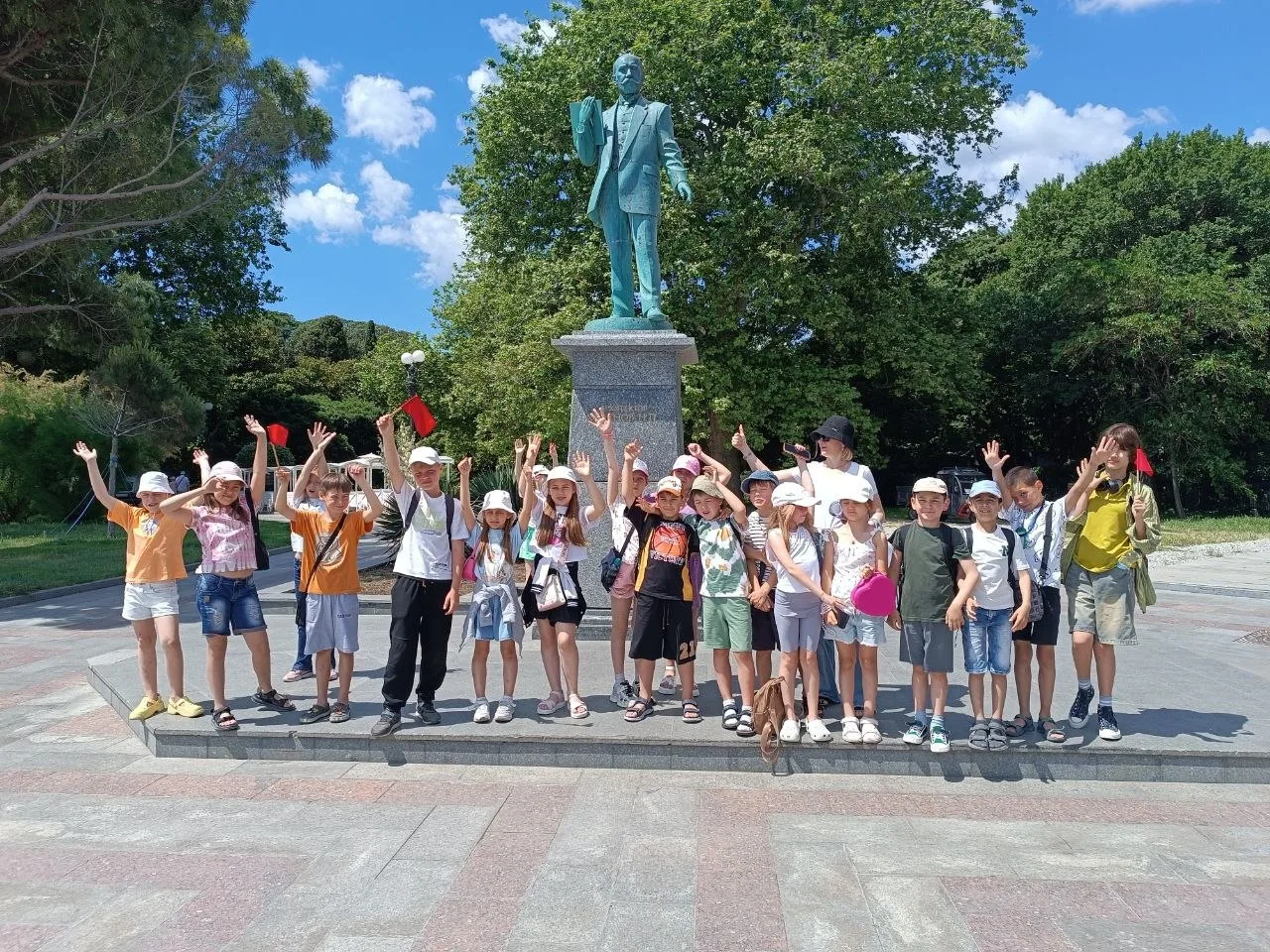 На волне истории 🌊🏛️

Сегодняшний день в нашем пришкольном лагере "Чайка" был особенным! Наши юные