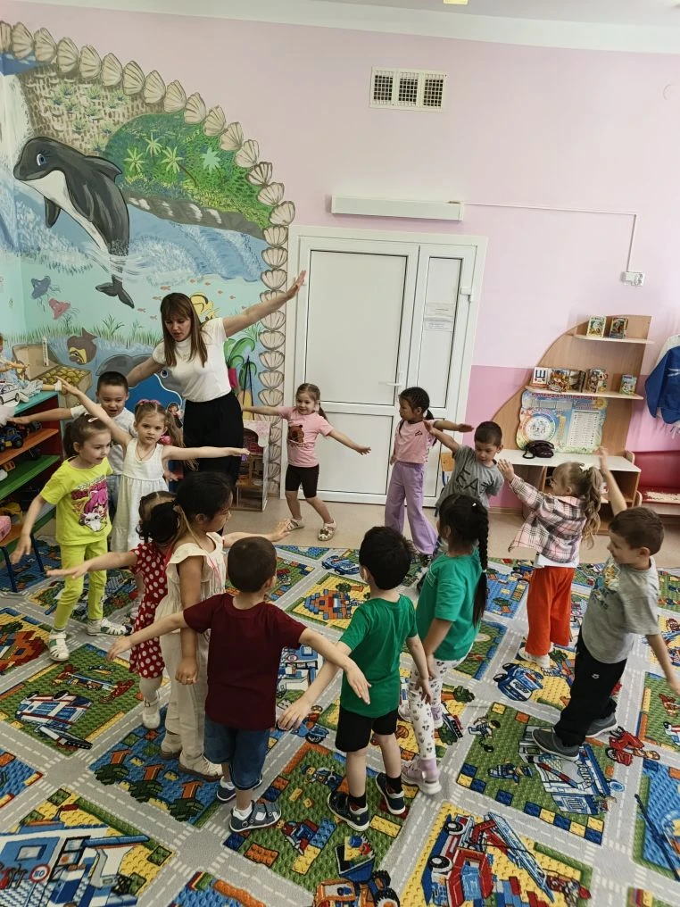 "День бумажных самолётиков"