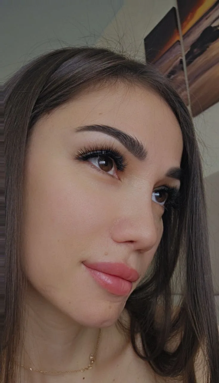 Это селфи от пациентки -посмотрите какой  красивый носик💛. Полгода после сложной ринопластики.

Мы 
