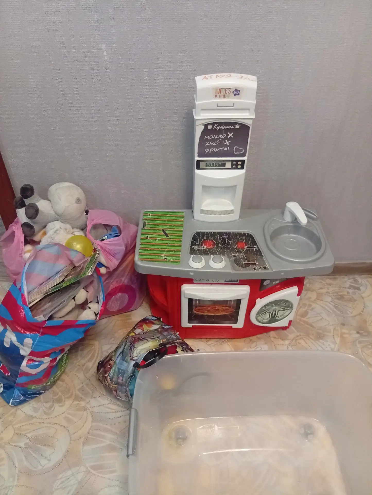 Отдаём бесплатно все игрушки , кроме контейнера.самокат... чтз Котина 7. Срочно!!!