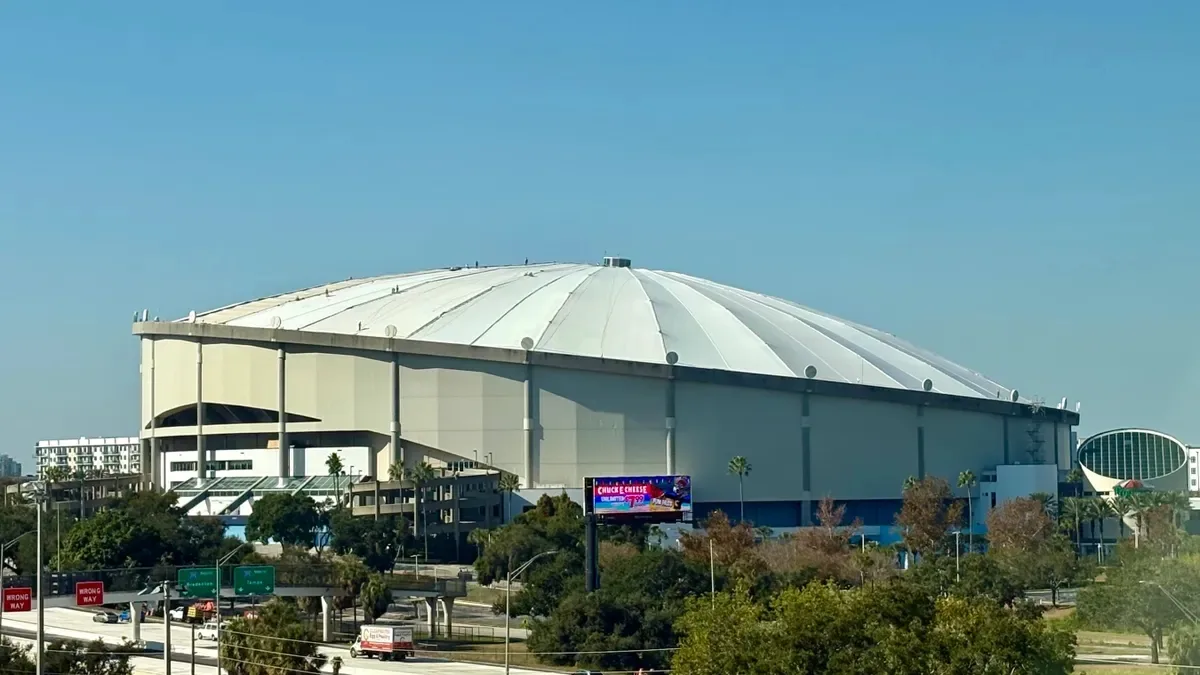 Когда ураган «Милтон» в 2024 году разорвал купольную крышу стадиона Tropicana Field во ...