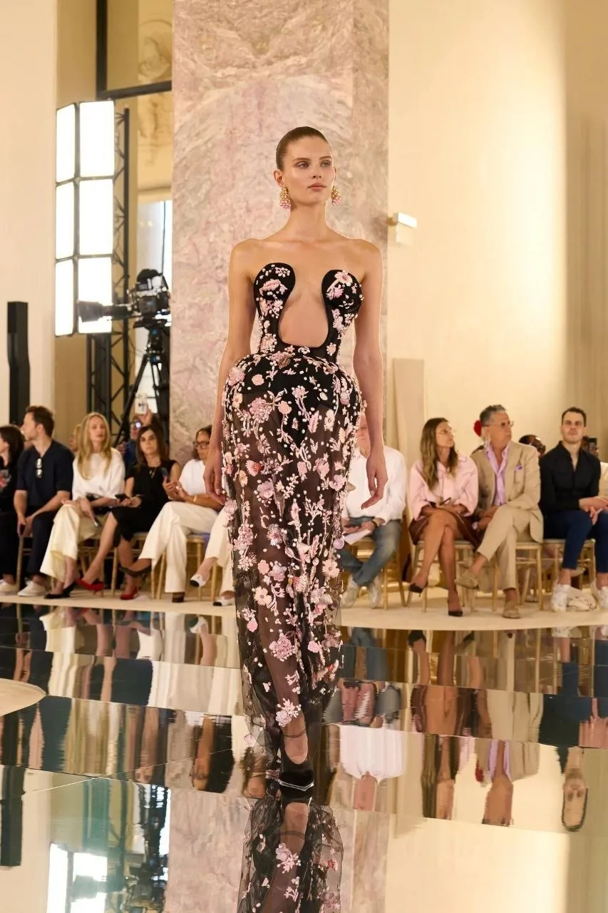 Новая коллекция Schiaparelli Haute Couture FW 2026/27 будто появилась из далекого будущего. 

Сюрреа