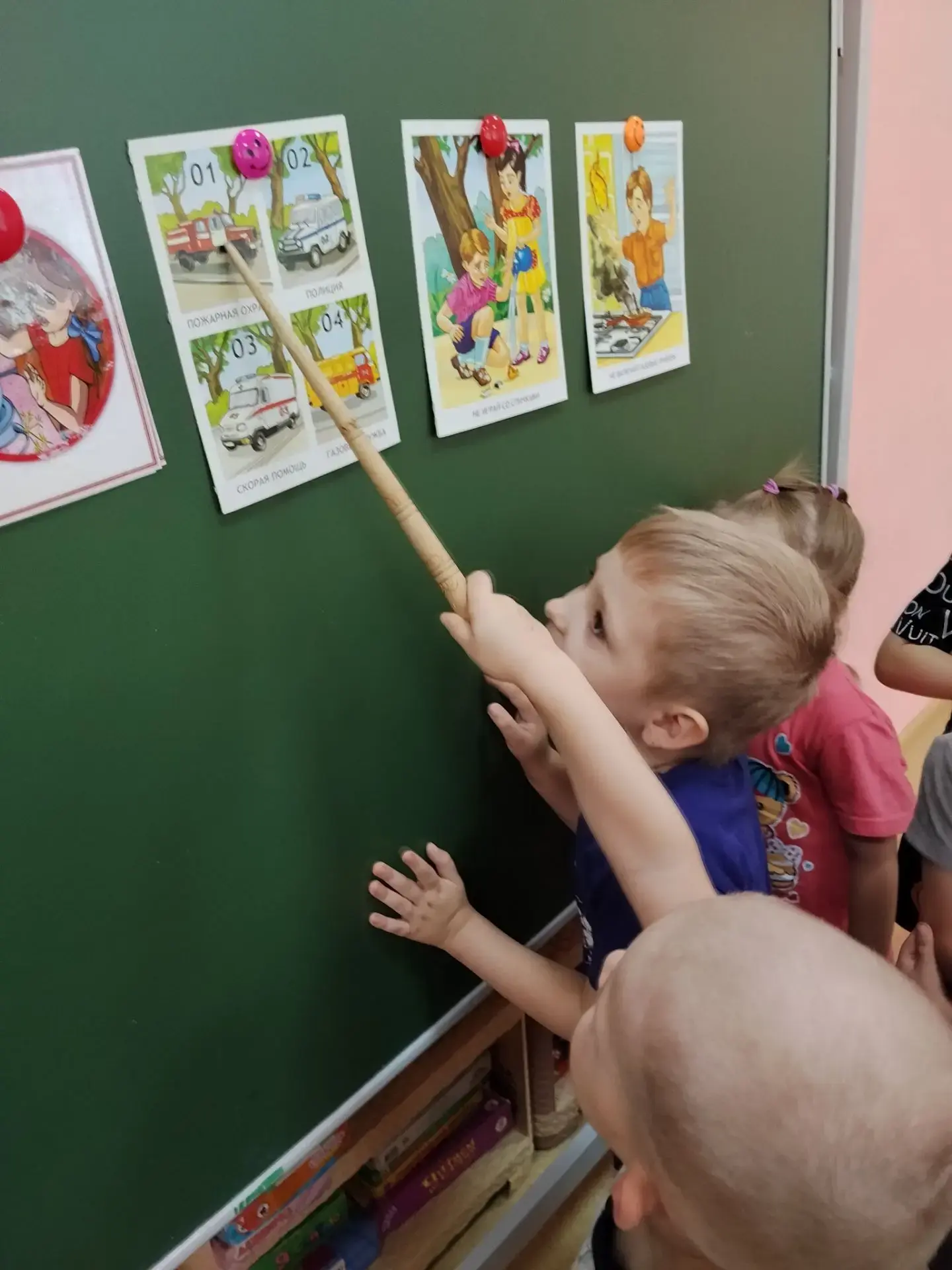Воспитатель Сайфетдинова Р. Н. познакомила детей средней группы «Капелька» с трудом пожарных, техник