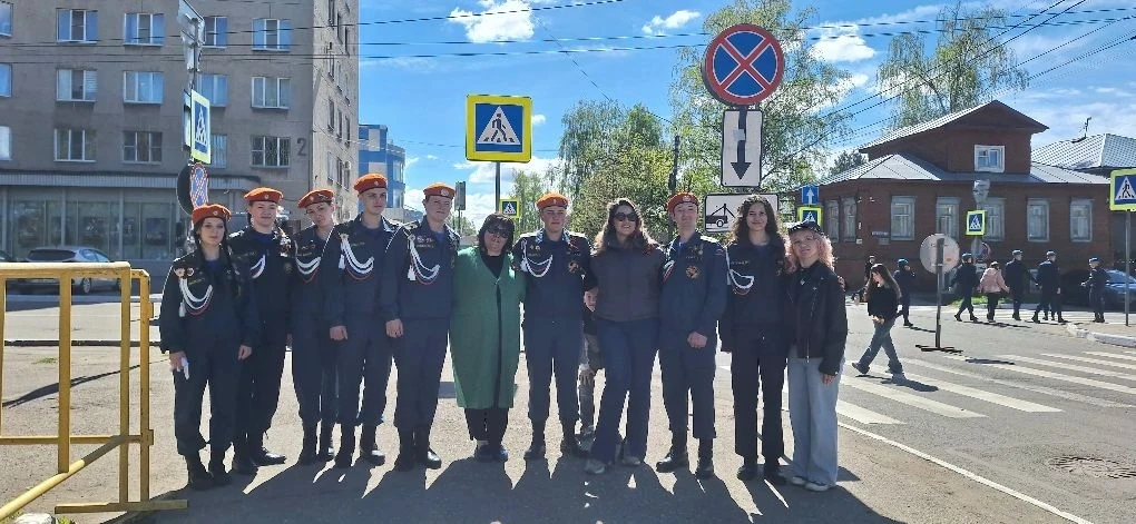 Наши гимназисты,  участники движения "Школа безопасности " прошли торжественные маршем в честь Дня В