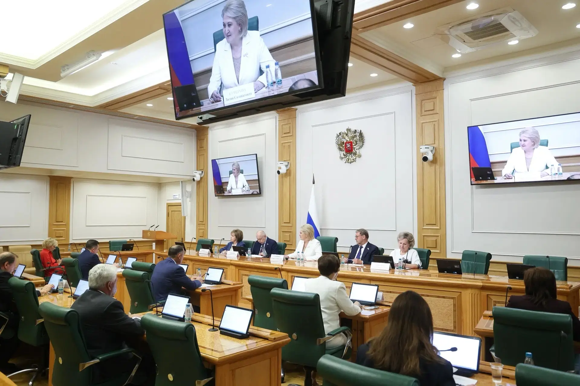 Рабочая неделя в Москве началась с участия в заседании Комитета Совета Федерации по науке, образован