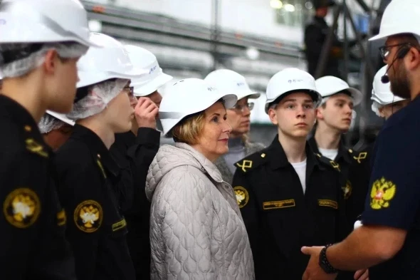 Курсанты Колледжа Академии водного транспорта вместе с депутатом Светланой Разворотнево...