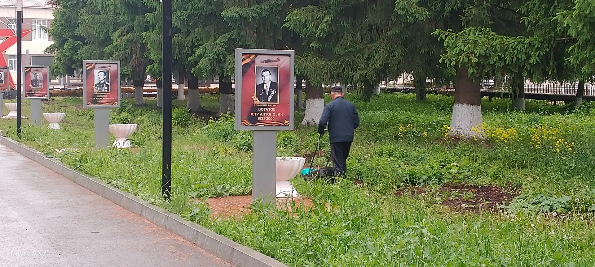 Продолжается обкос парка Победа.