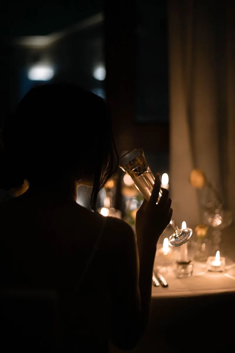 Когти спрятаны, но они безупречны. Ложимся спать Королевами. 🕯️🦊Мы закрываем эти выходные в абсолю