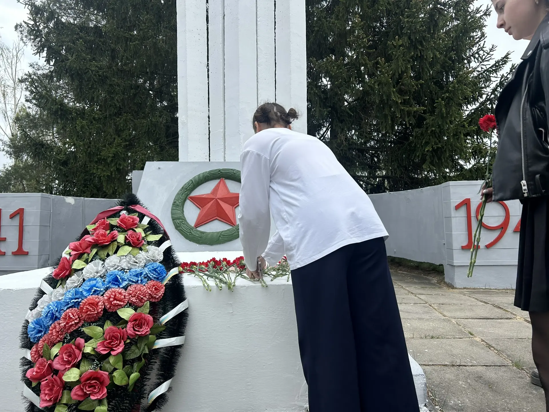 🇷🇺  В преддверии Дня Победы ученики нашего центра приняли участие в торжественной церемонии возложен