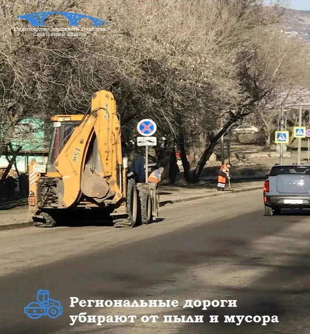В Саратове дорожные службы чистят дороги от пыли и мусора