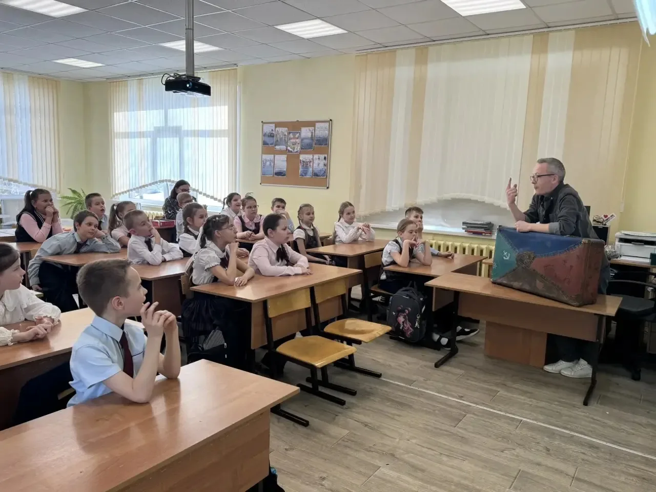 Гимназисты 3 «Б» класса продолжают дружбу с детским книжным клубом «Фан Чемодан» 📚 На этот раз актер