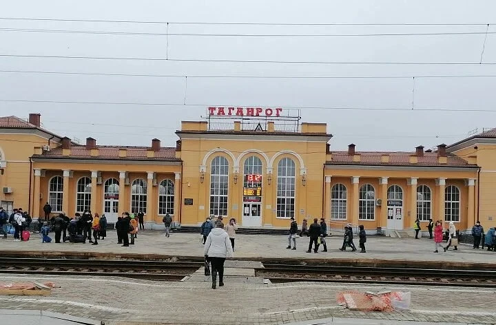 🚨 Днём на Новом вокзале в Таганроге объявили ЭВАКУАЦИЮ