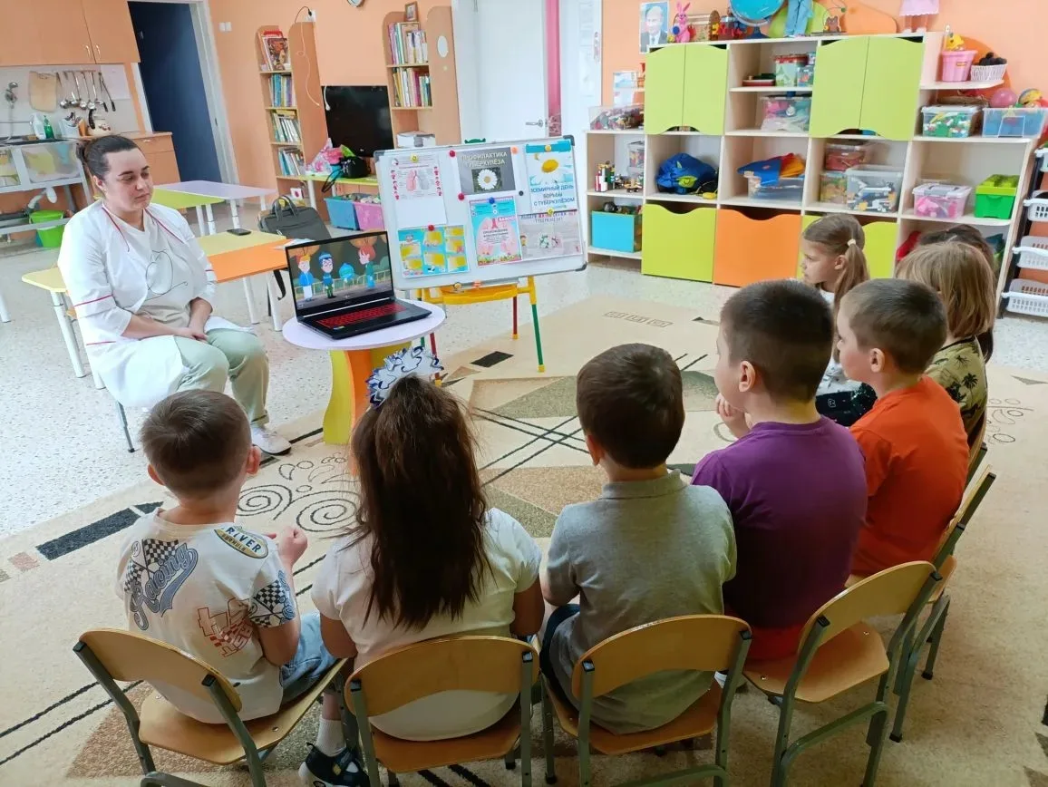 В старшей группе "Гвоздичка" была организована встреча с врачом-терапевтом Ершковой Юли...