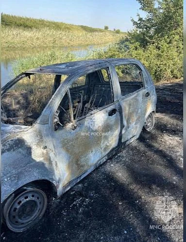 Машина сгорела у рыбаков на берегу реки Сал в хуторе Золотаревка из-за неисправности в ...