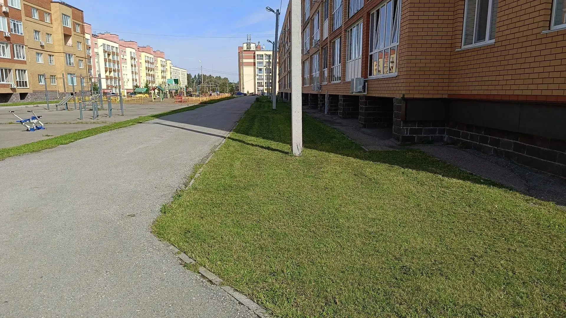 В жилом комплексе "Зубово Garden" сотрудники управляющей компании продолжают покос трав...