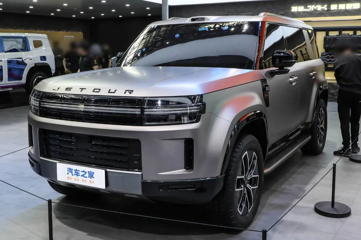 Компания Jetour продемонстрировала концепты электромобиля Jetour Tourer и гибрида Traveler 8: 

Впер