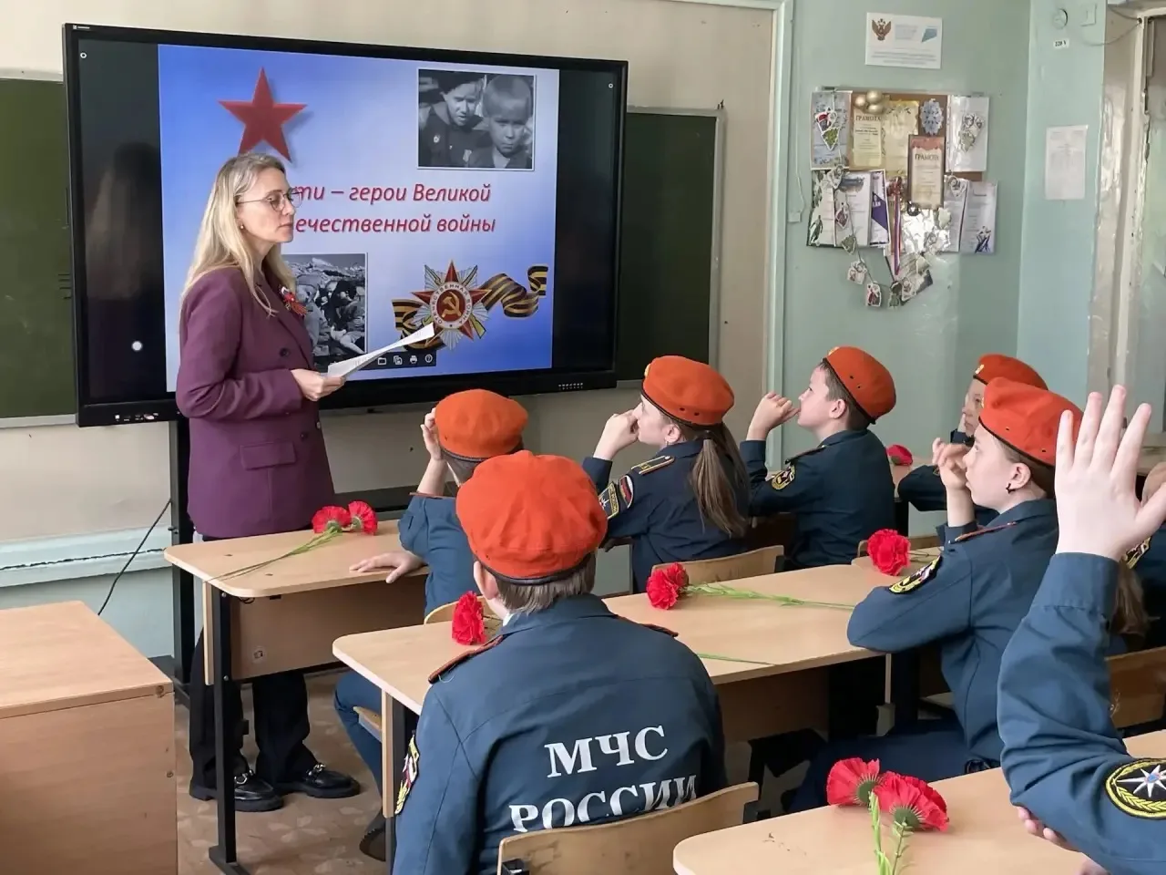📚 Связь поколений: урок мужества в 5 «Д» и 11 «В»  В преддверии великого праздника — Дня Победы — в 