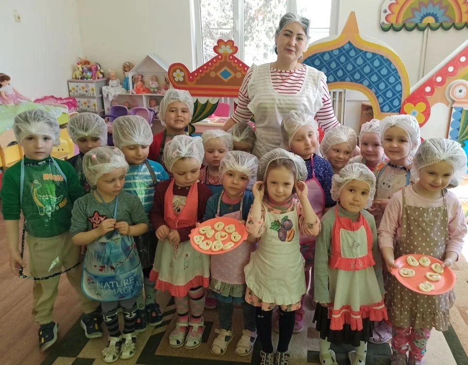 🍞👩‍🍳 Группа "Лапушки" — Тематическая неделя "Профессии": Лепка "Крендельки"! 👨‍🍳🍞